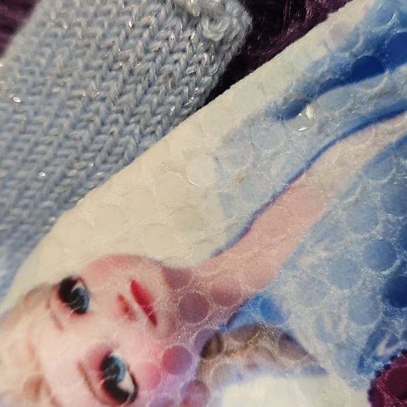 Anna & Elsa mittens and earrings set - Picture 14 of 15